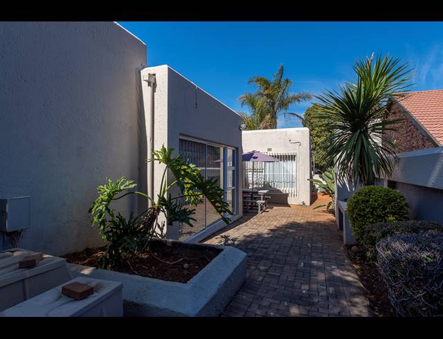 3 BEDROOM FREEHOLD FOR SALE IN SUIDEROORD